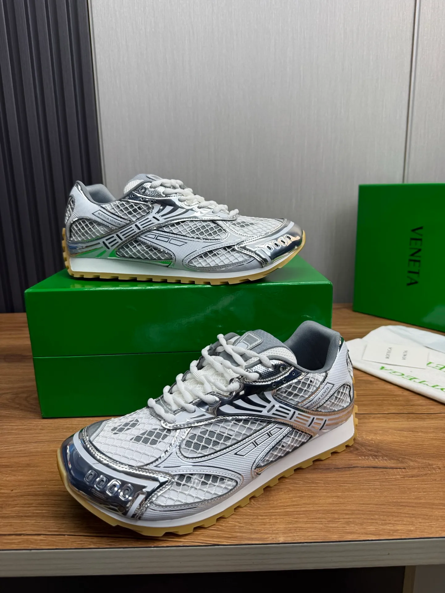Men's men's shoes 💰620💰 BV top version 𝘽𝙊𝙏𝙏𝙀𝙂𝘼 𝙑𝙀𝙉𝙀𝙏𝘼 Orbit sneakers Wang Yibo same style couple style dad shoes 🩷💚 Runner sneakers, made of lightweight technical mesh fabric. Features a geometric patterned rubber outsole. Pay attention to the package craftsmanship ❕ High version shipping ❗️ Very nice, durable to play with and durable to make ✔️ Standard version 💯💯 The outsole is made of color-blocked TPU outsole. Women’s model 35-41 (40 41 customized) Men’s model 39-46 (45.46 customized) Equipped with original packaging